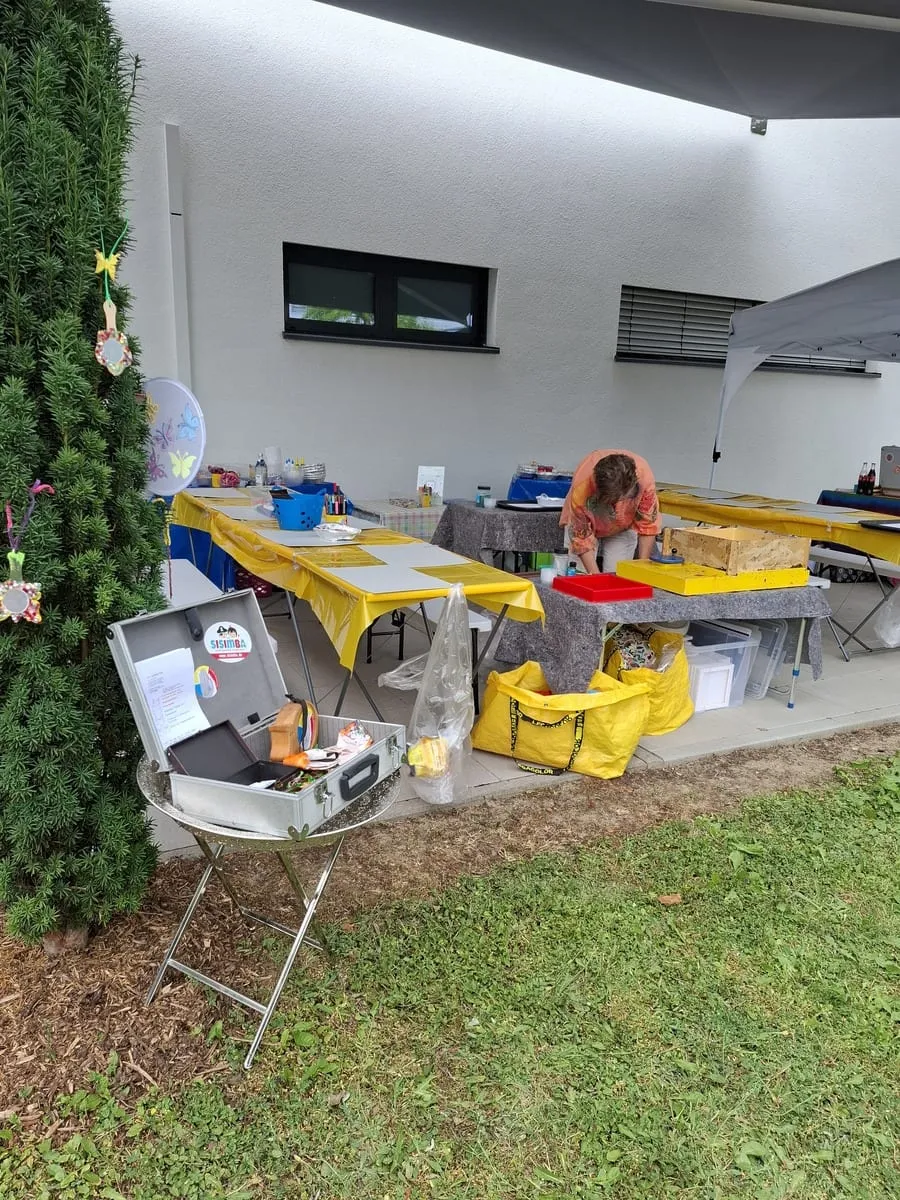 Kreativ-Aktionsstand unter einem Zeltdach mit Tischen und Material