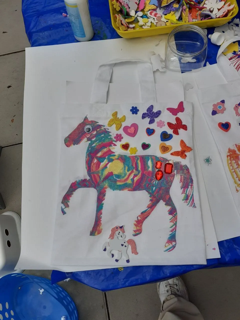 Stoffbeutel mit buntem Pferd und Schmetterlingen