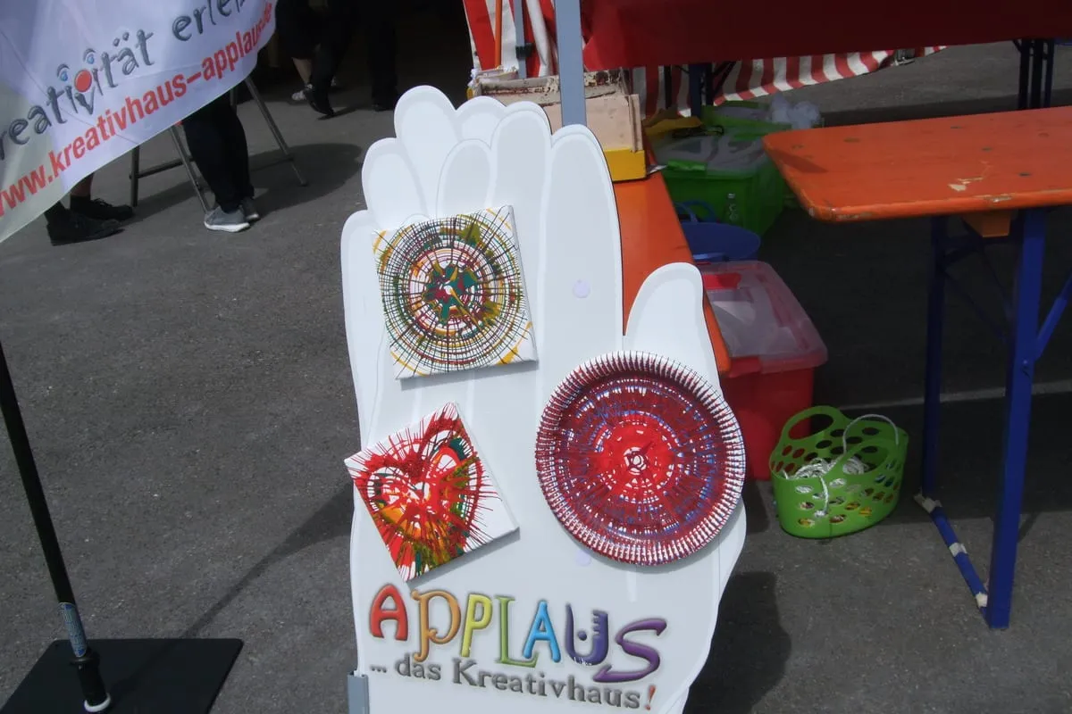 Großes APPLAUS-Schild in Handform mit bemalten Scheiben
