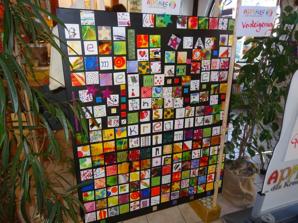 Großes Gemeinschaftsbild aus vielen bunten Quadraten
