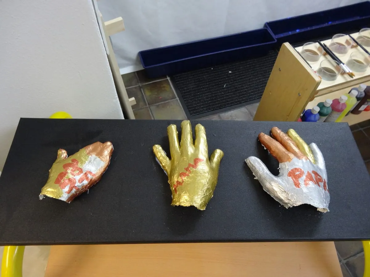 Bemalte Hände aus Gipsbinden auf Leinwand
