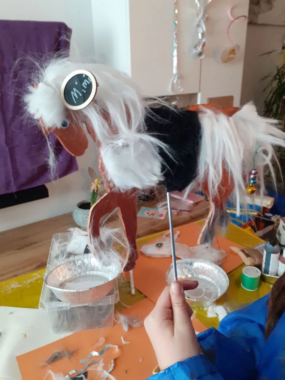 Gebasteltes Steckenpferd mit weißer Mähne
