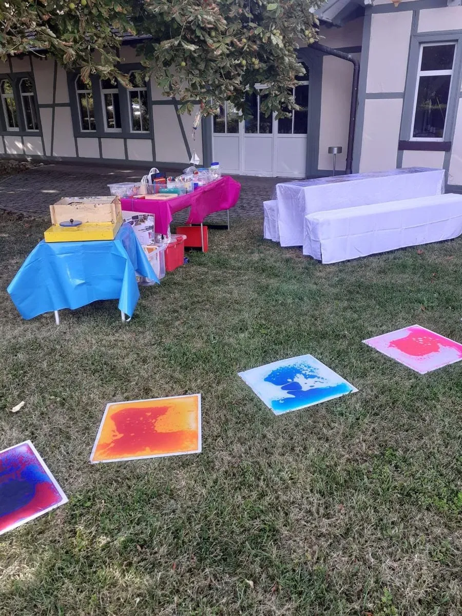 Kreativstationen auf einer Wiese bei einem Gartenfest
