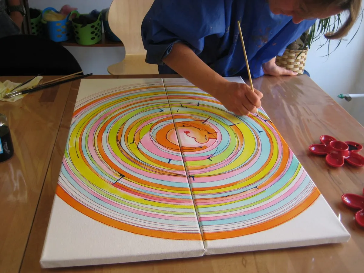 Großes Spiralbild wird gemeinsam mit dem Pinsel bemalt
