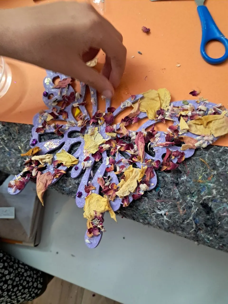 Bunter Fantasiedrache aus Papier und Glitzerfolie wird gebastelt