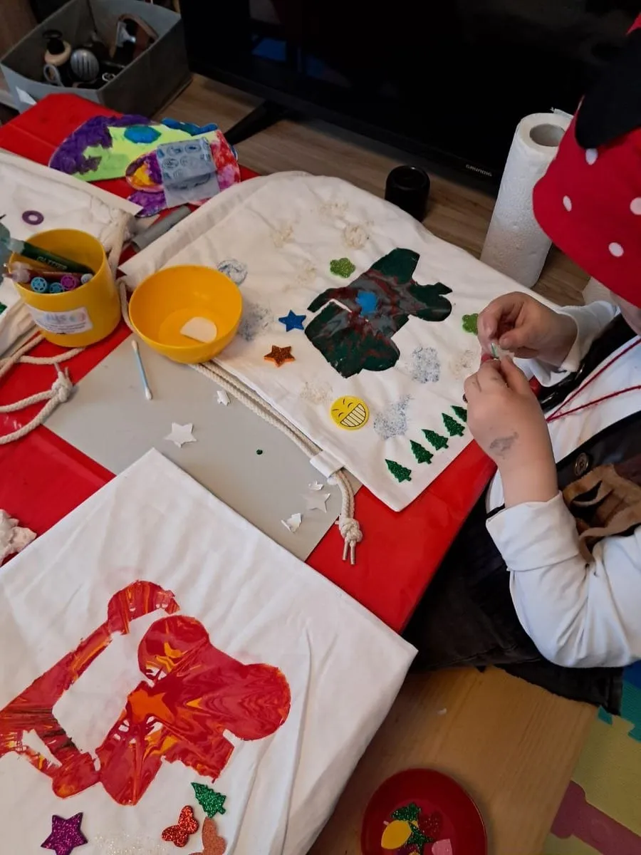 Basteltisch mit Stoffbeuteln und Material