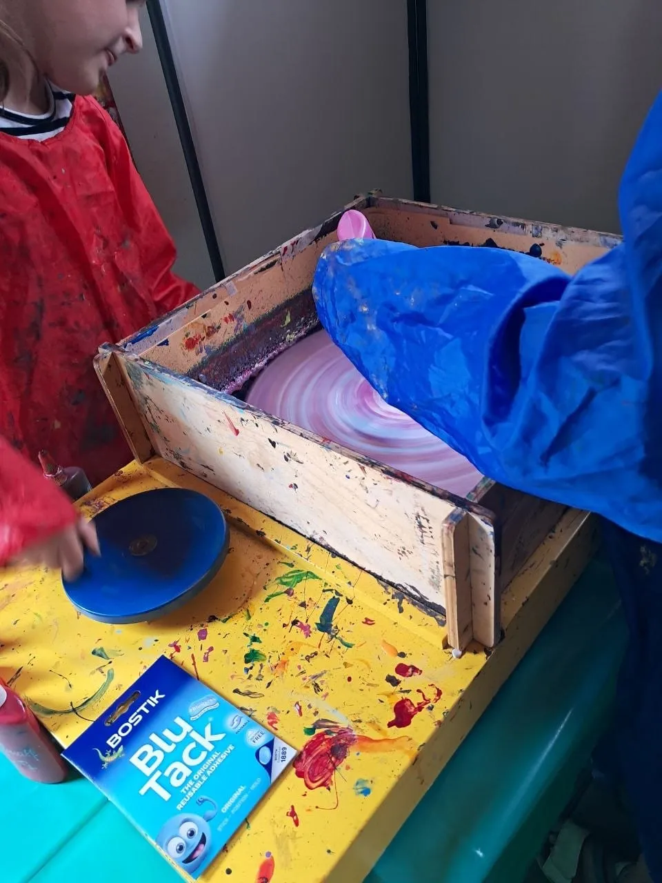 Kinder an der Schleuderbild-Maschine