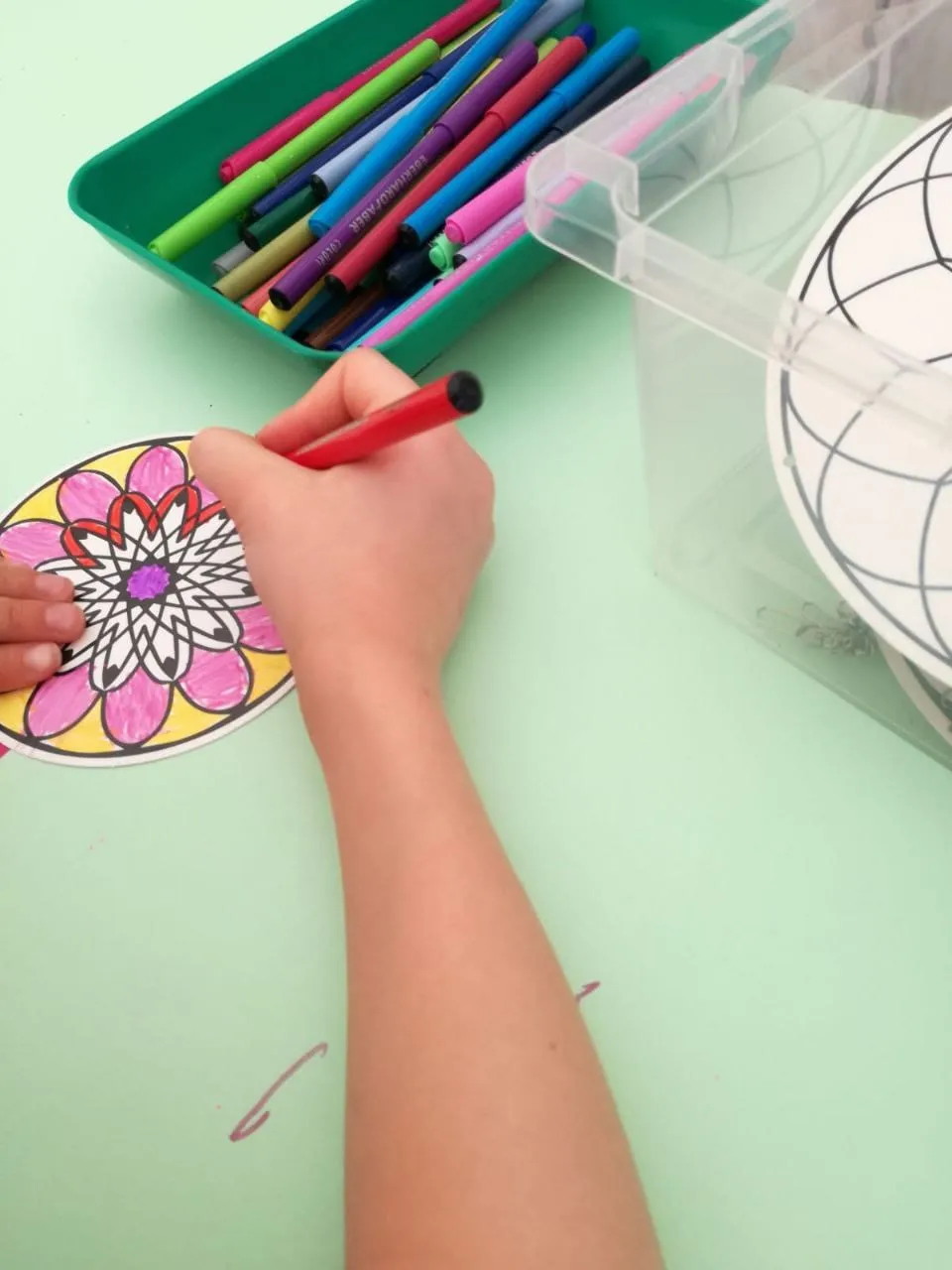 Mandala wird mit Filzstiften ausgemalt