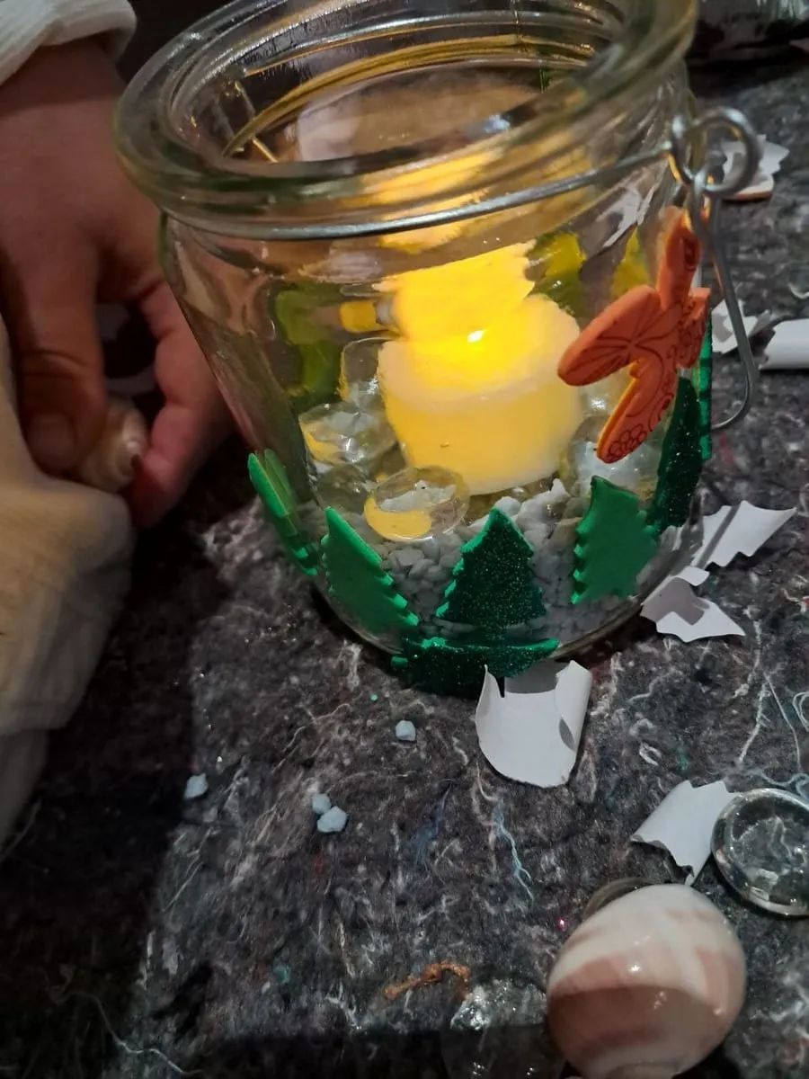 Windlicht mit Tannen und Kerze
