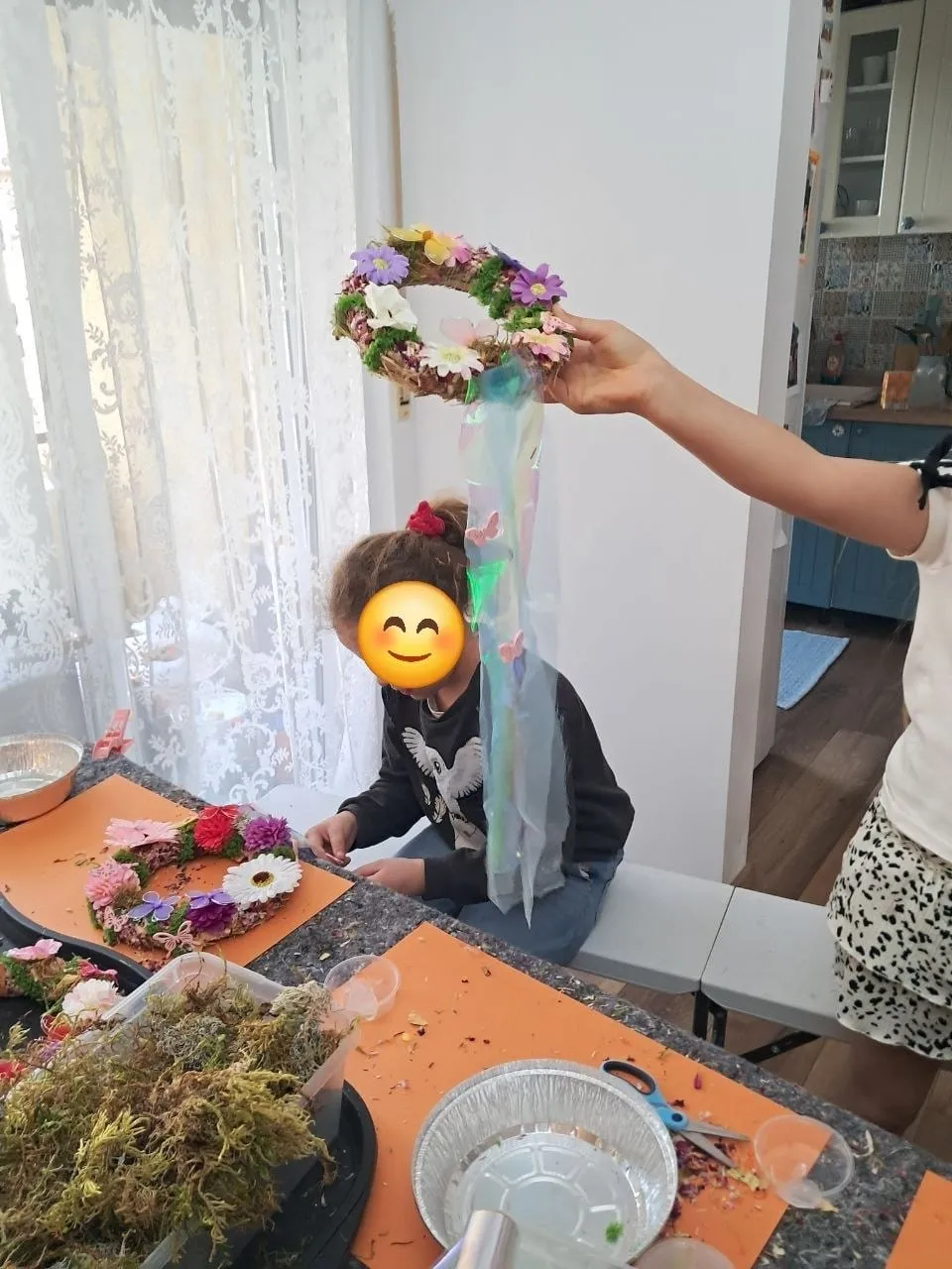 Blumenkränze binden beim Kindergeburtstag