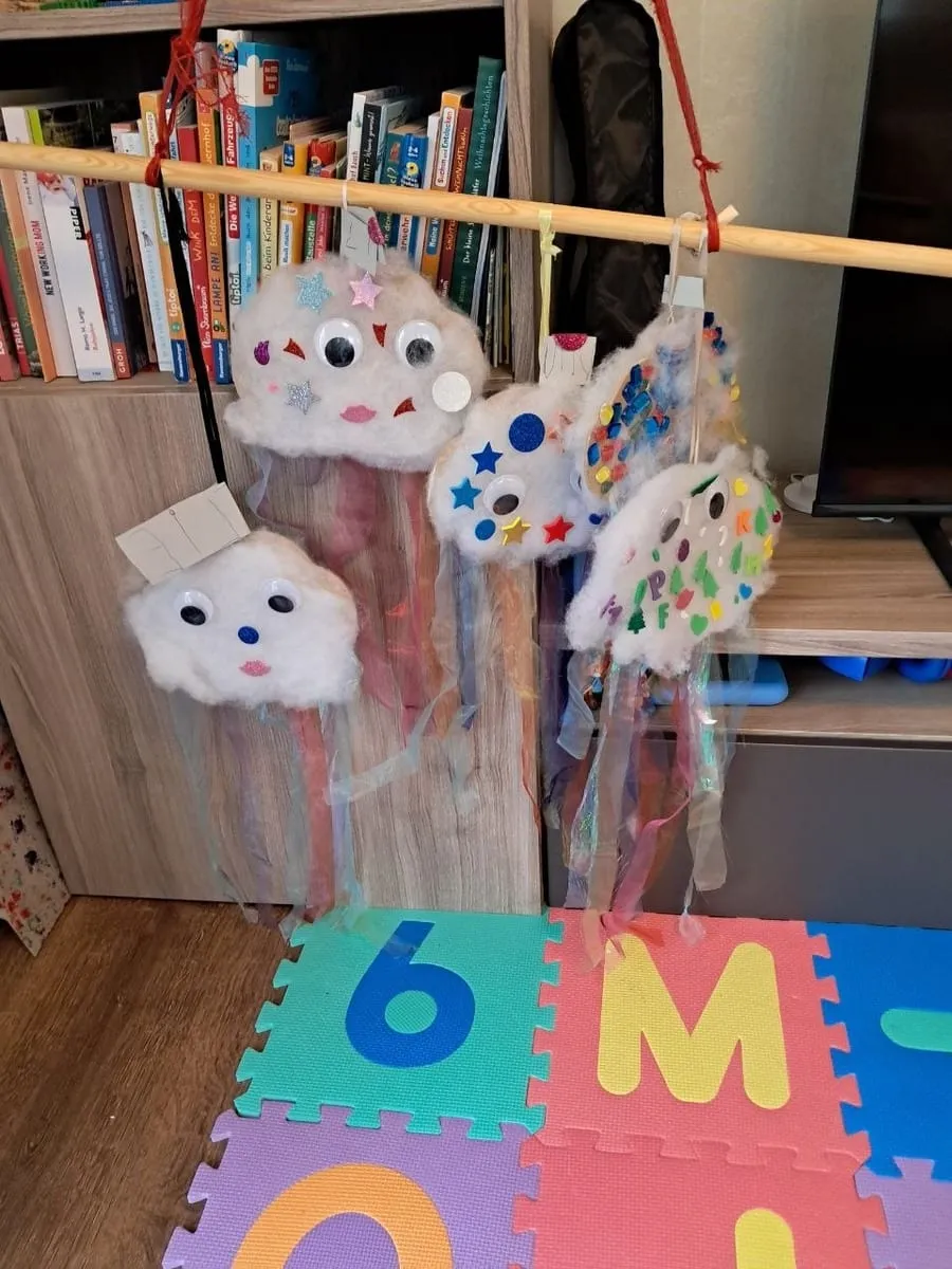 Wolken-Mobiles mit bunten Bändern