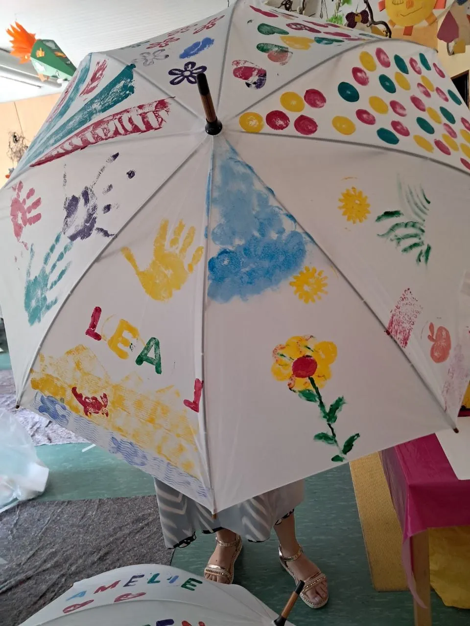 Bemalte Regenschirme mit Handabdrücken und Blumen