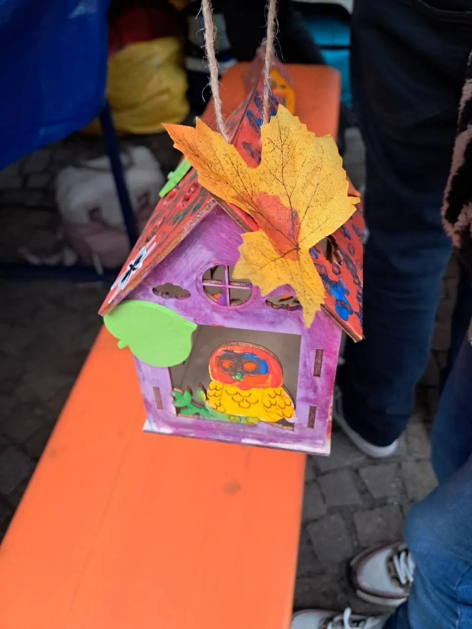 Vogelhaus mit Herbstlaub verziert