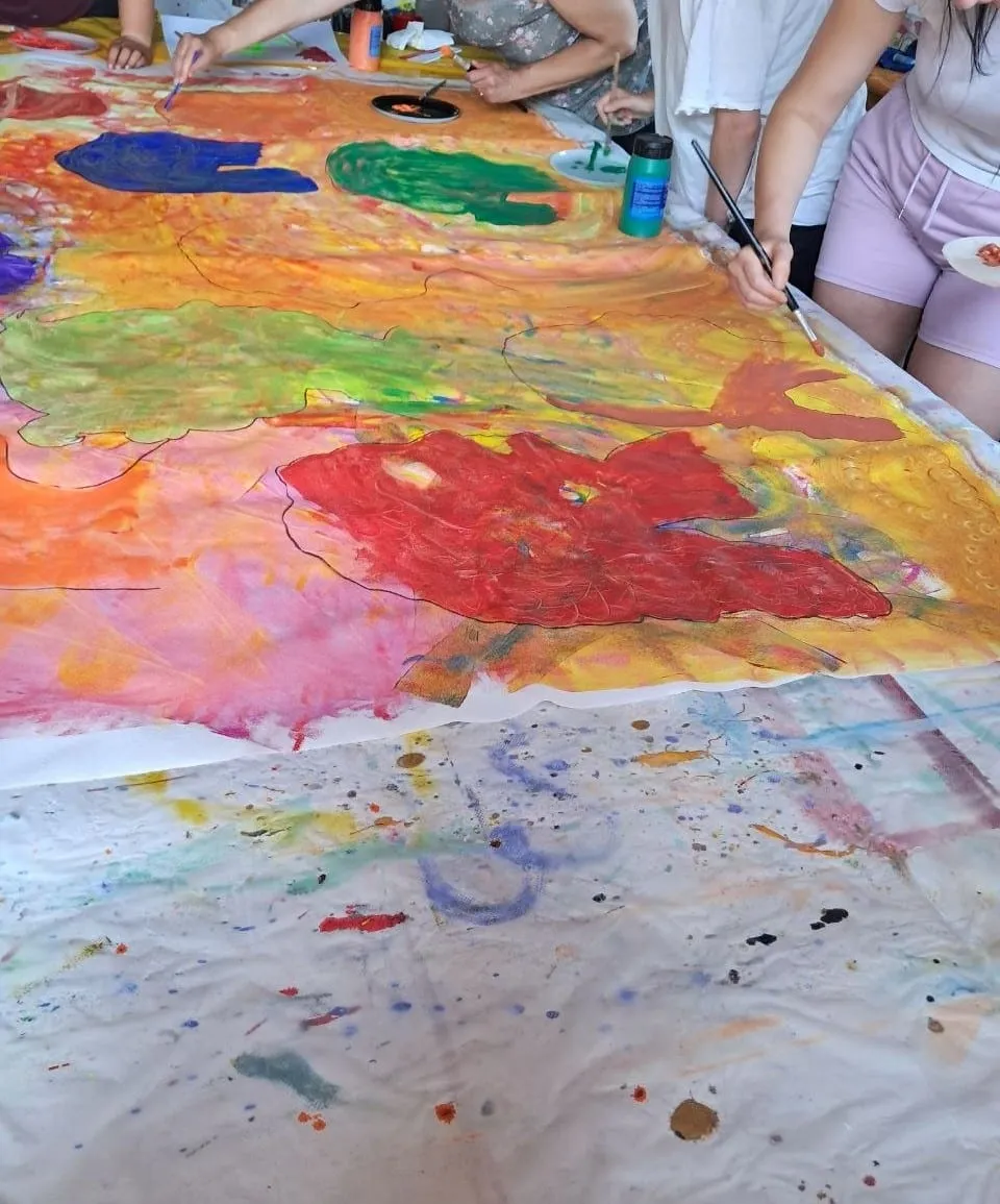 Großes, gemeinsam bemaltes Papier in bunten Farben