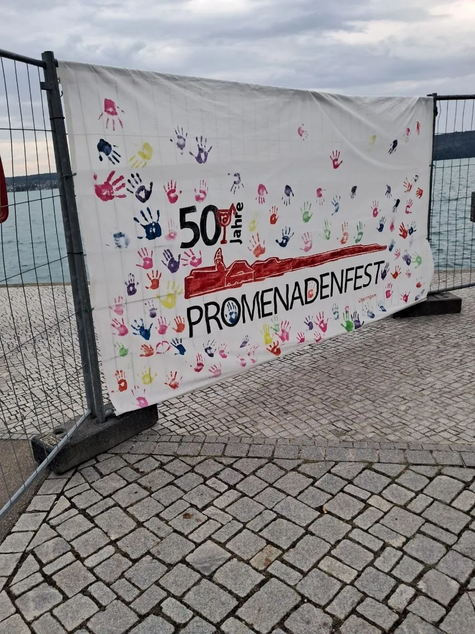 Banner „50 Jahre Promenadenfest“ mit vielen Handabdrücken