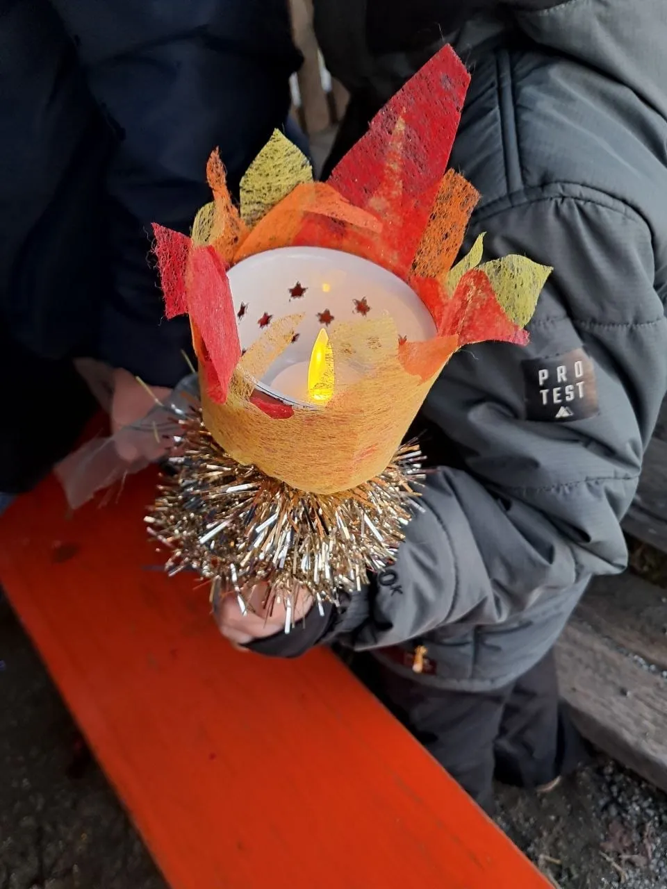 Gebastelte Laterne mit Flammen und Lametta