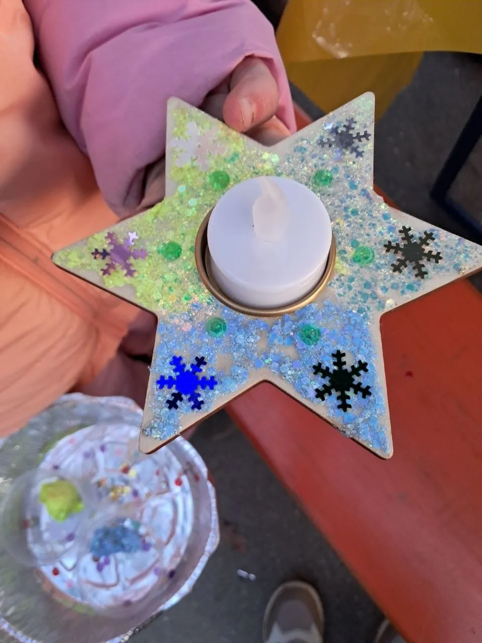 Stern-Teelichthalter mit Schneeflocken