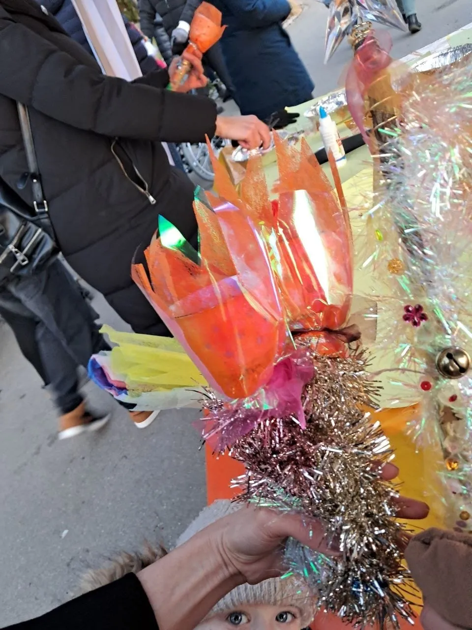 Bunte Laterne mit Lametta