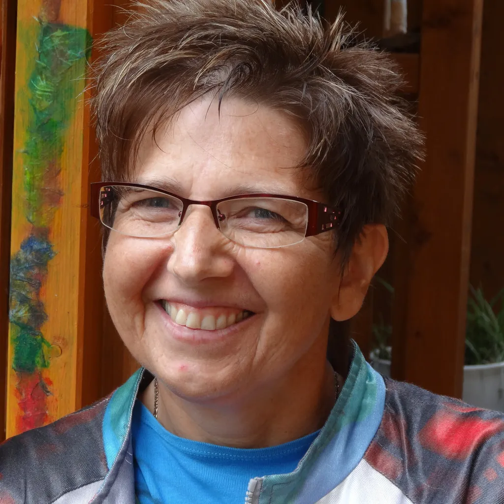 Porträt von Christine von Dziembowski, lachend